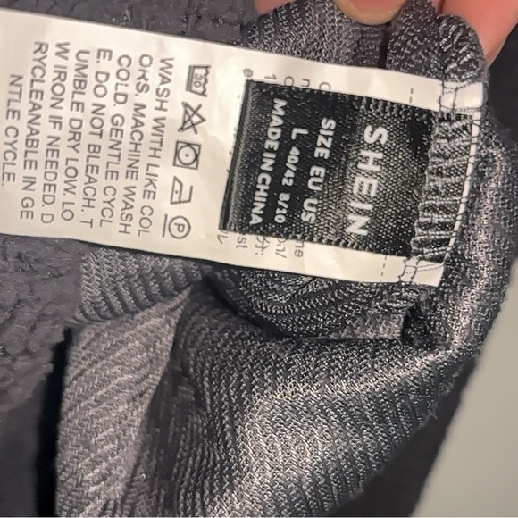 SHEIN EZwear Letter Patched
Quarter Zip Drop Shoulder
Sweatshirt - Picture 3 of 5